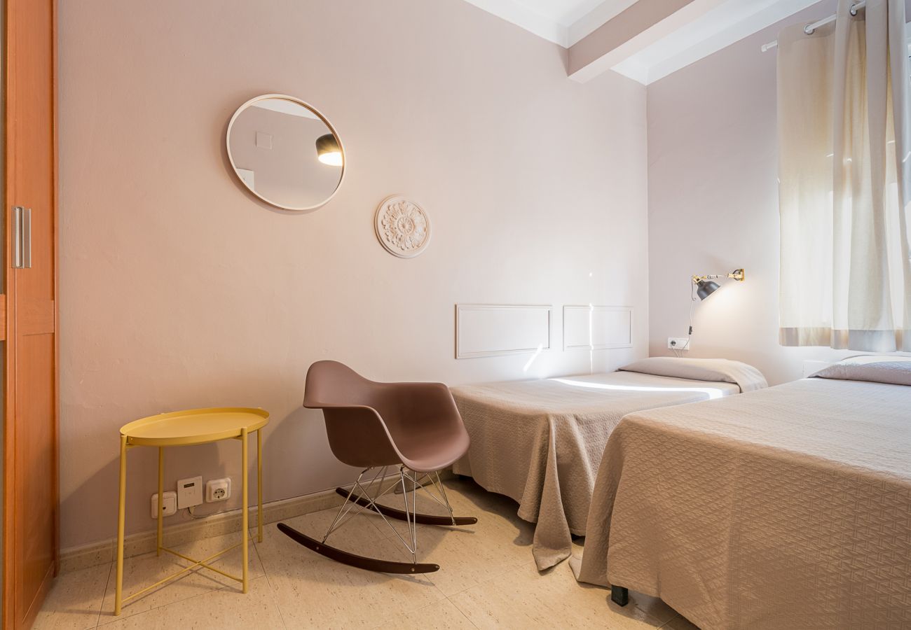 cuarto exterior luminoso con dos camas individuales en el apartamento plaza españa barcelona