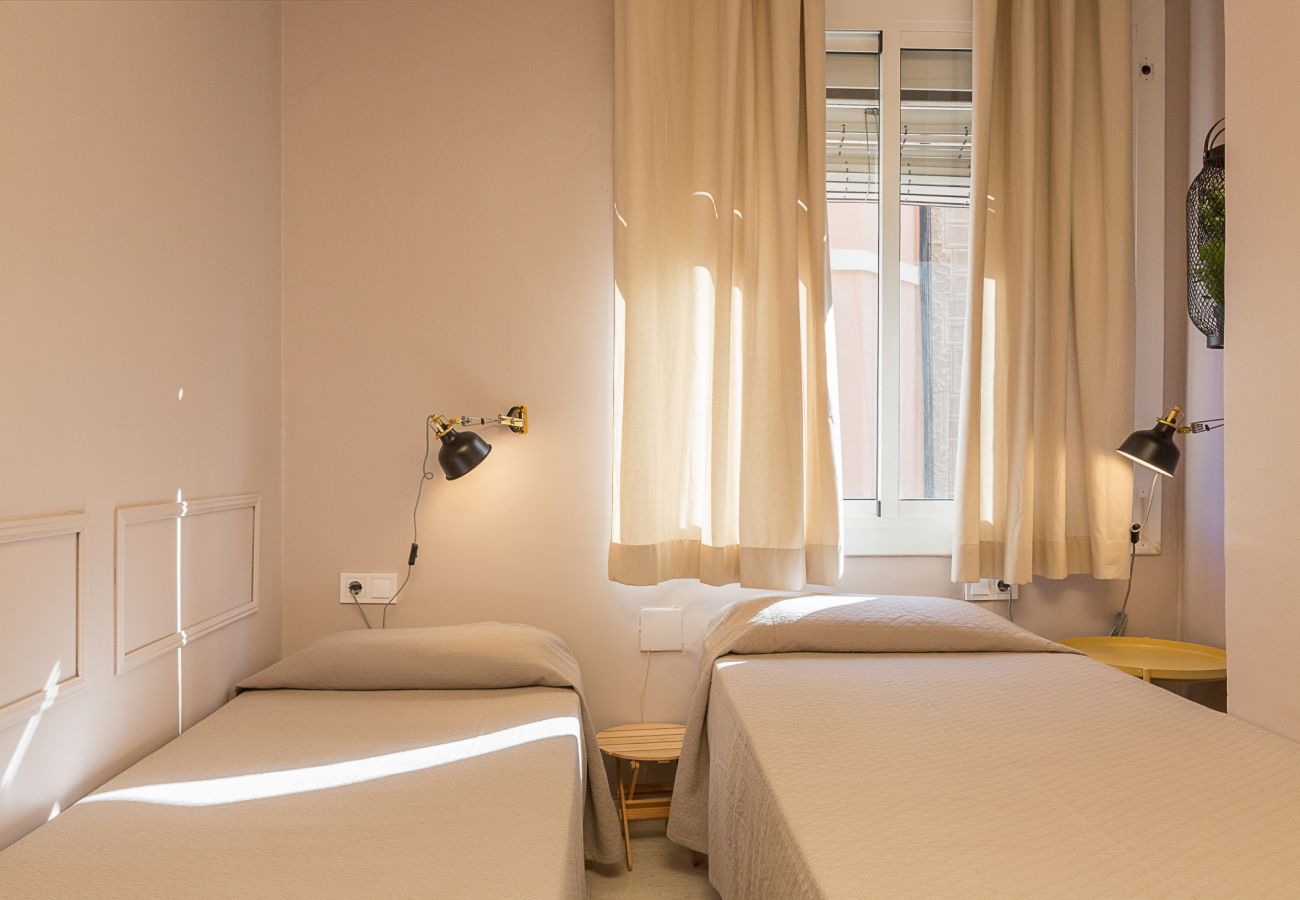 habitación con dos camas individuales en plaza españa barcelona