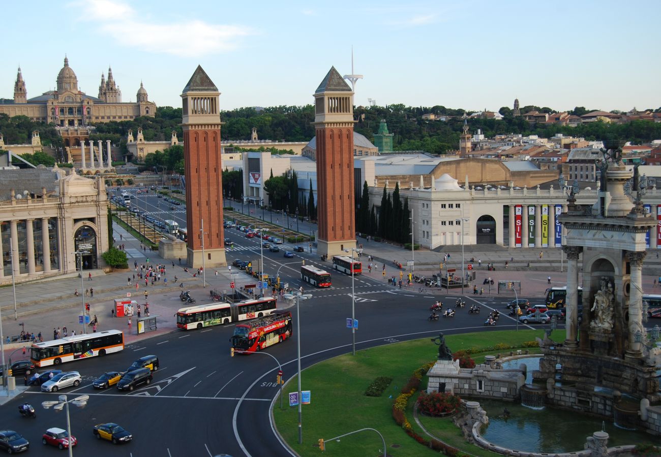 central apartamento en Barcelona junto a la Plaza España y todo el transporte público.