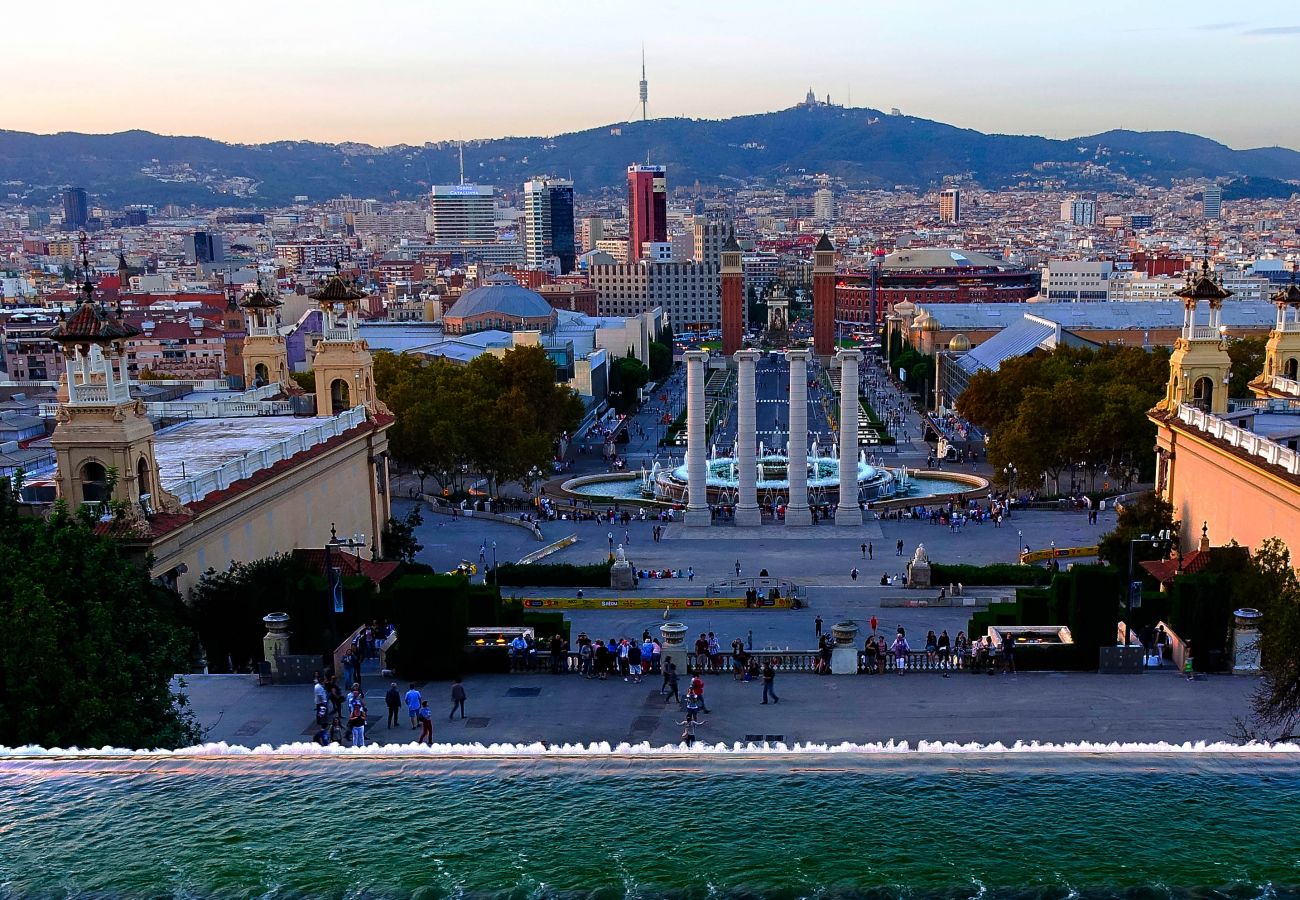 central apartamento en Barcelona junto a la Plaza España y todo el transporte público.