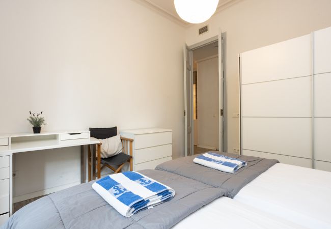 Apartamento en Barcelona - CASANOVA ELEGANCE, with balcony and 4 bedrooms Apartamento en Barcelona - CASANOVA ELEGANCE, with balcony and 4 bedrooms