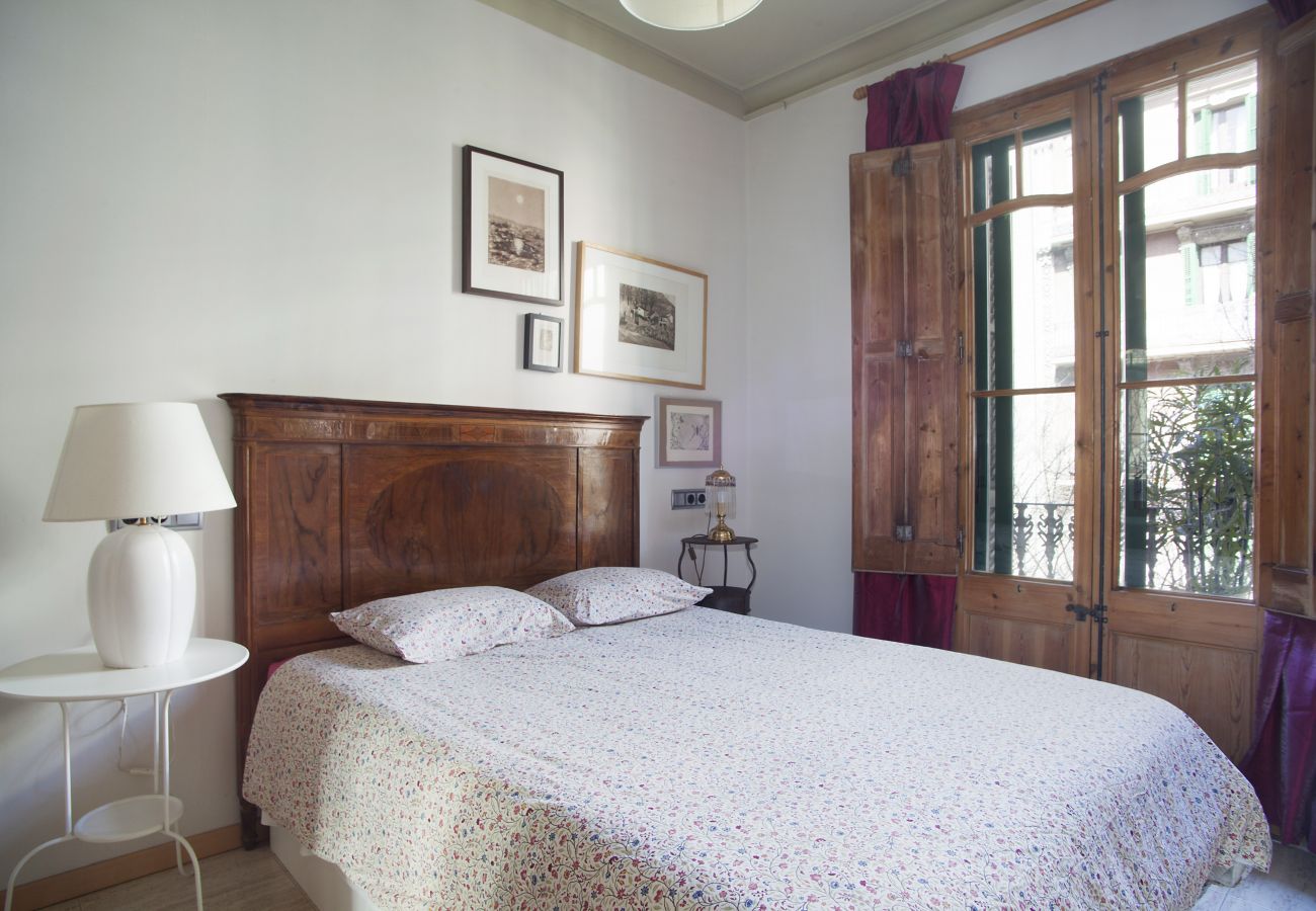 Alojamiento espacioso y acogedor con 4 habitaciones en el Eixample en Barcelona