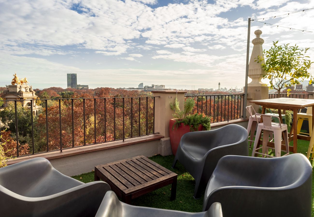 Apartamento en Barcelona - ATIC CIUTADELLA PARK en alquiler vacacional en Barcelona, muy luminoso, terraza compartida.