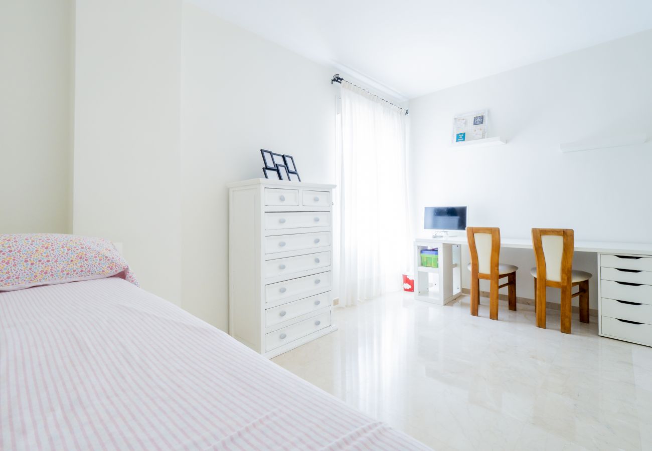 Dormitorio infantil que tiene el apartamento en Marbella 