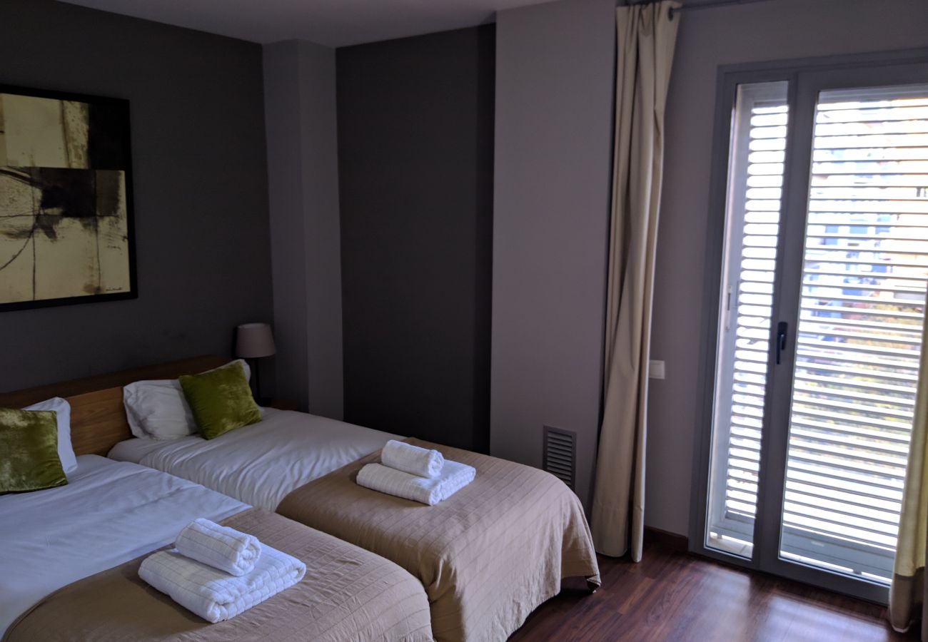 Apartamento en Hospitalet de Llobregat - LA FIRA, piso moderno, luminoso, tranquilo de 4 dormitorios en alquiler por días cerca La Fira, Hopitalet, Barcelona.