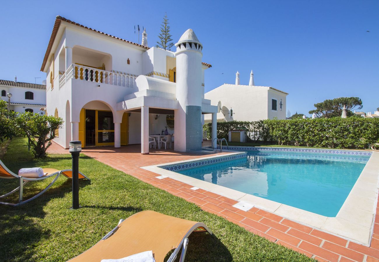 Villa en Quarteira - Villa de 4 dormitorios a 2 km de la playa