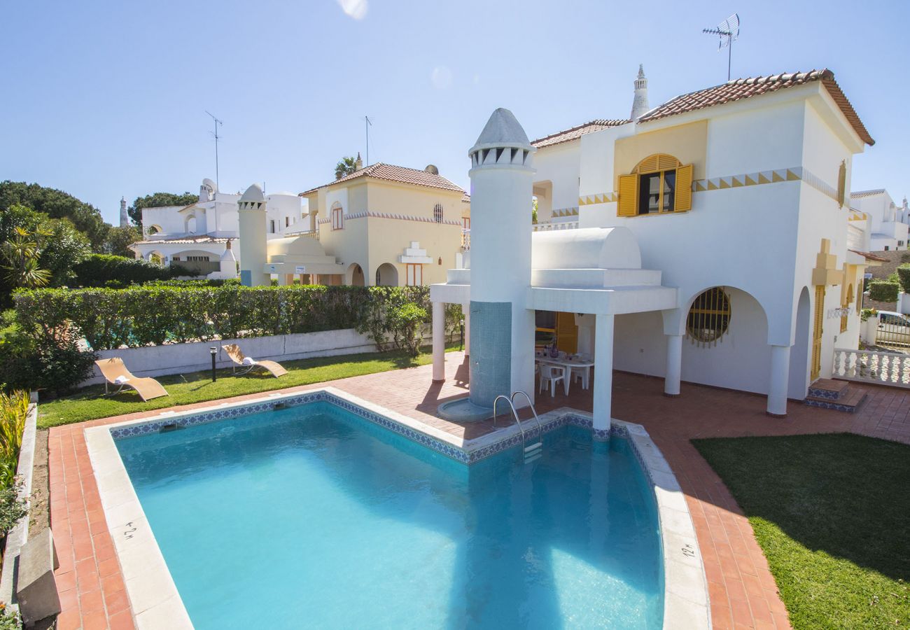 Villa en Quarteira - Villa de 4 dormitorios a 2 km de la playa