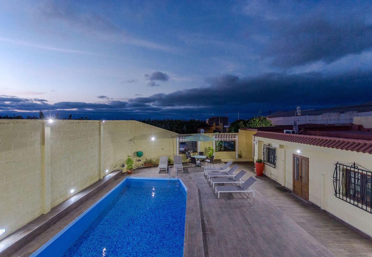 Casa rural en Gáldar - Villa con piscina privada jardín by Lightbooking