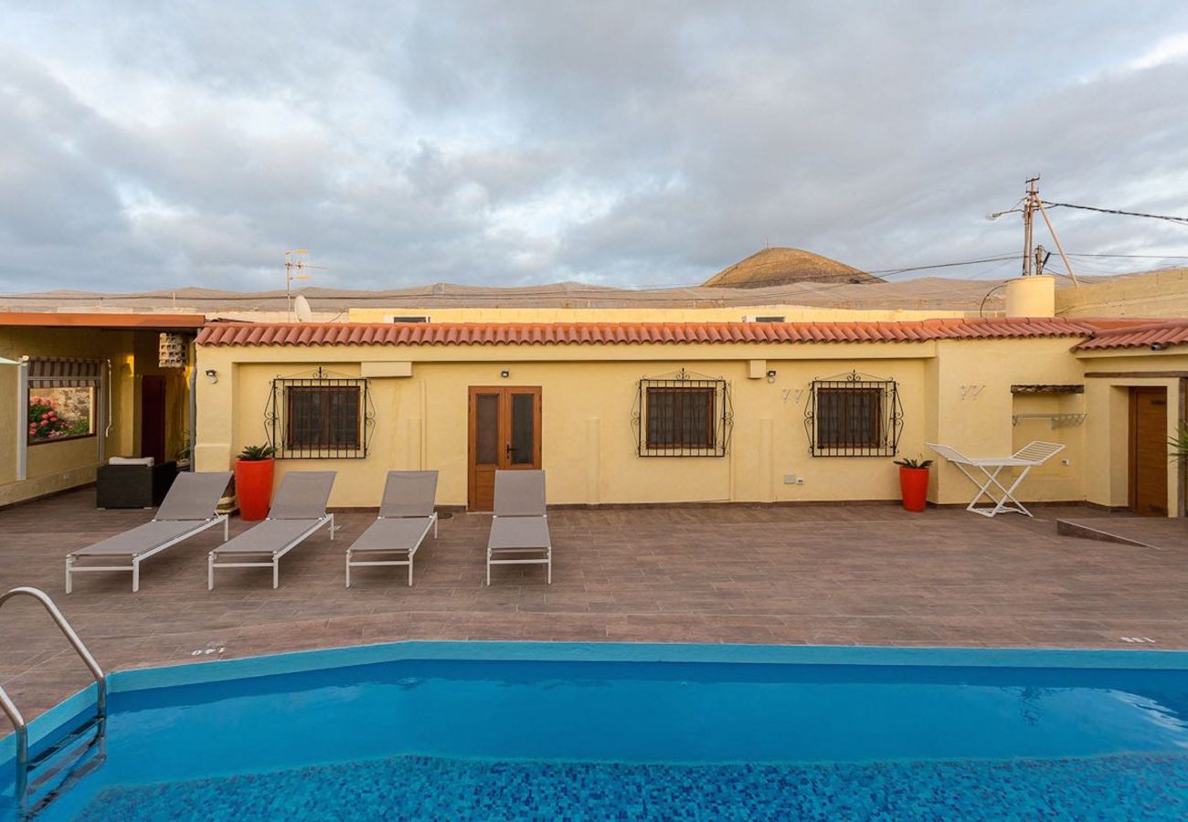 Casa rural en Gáldar - Villa con piscina privada jardín by Lightbooking