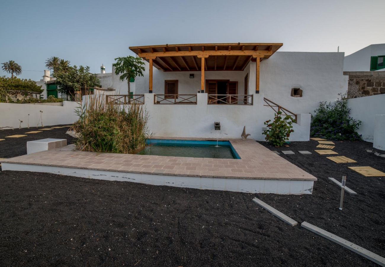 Casa en Haría - Lanzarote Villa historica con terraza y jardín  by Lightbooking