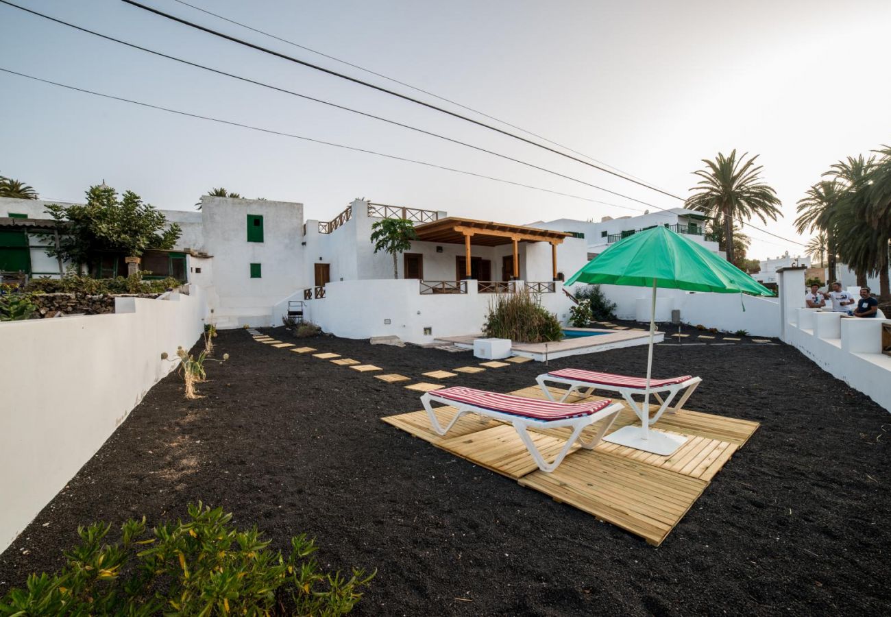 Casa en Haría - Lanzarote Villa historica con terraza y jardín  by Lightbooking