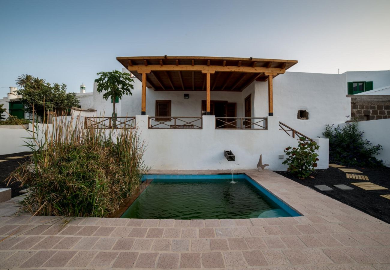 Casa en Haría - Lanzarote Villa historica con terraza y jardín  by Lightbooking