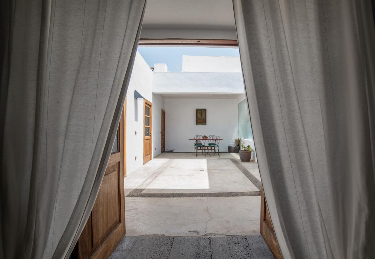 Casa en Haría - Lanzarote Villa historica con terraza y jardín  by Lightbooking