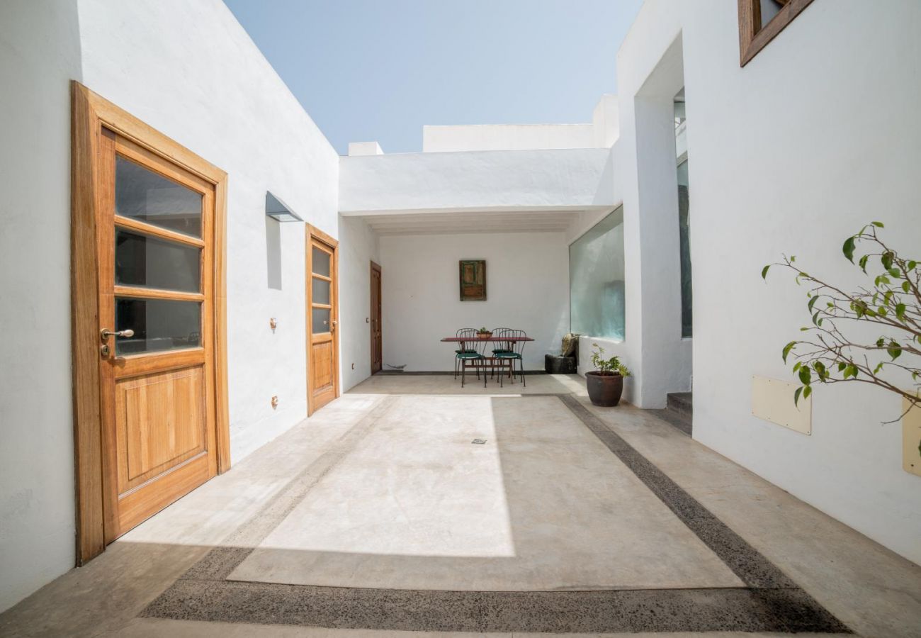 Casa en Haría - Lanzarote Villa historica con terraza y jardín  by Lightbooking