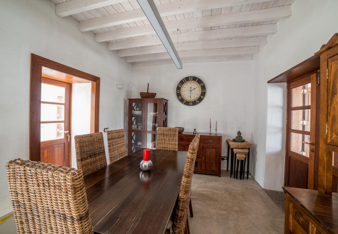 Casa en Haría - Lanzarote Villa historica con terraza y jardín  by Lightbooking