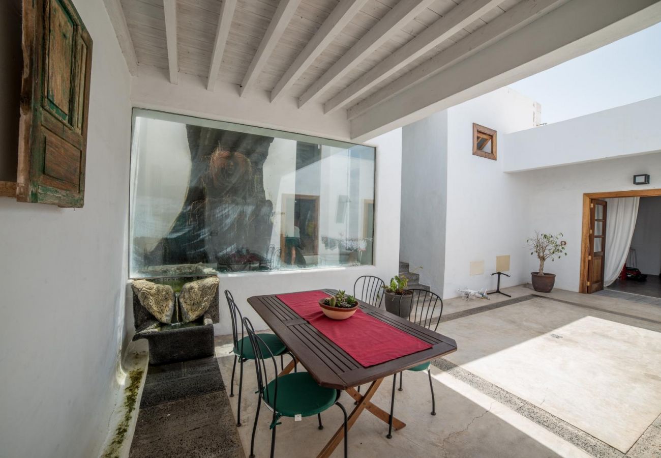 Casa en Haría - Lanzarote Villa historica con terraza y jardín  by Lightbooking