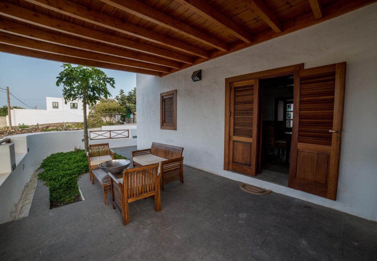 Casa en Haría - Lanzarote Villa historica con terraza y jardín  by Lightbooking