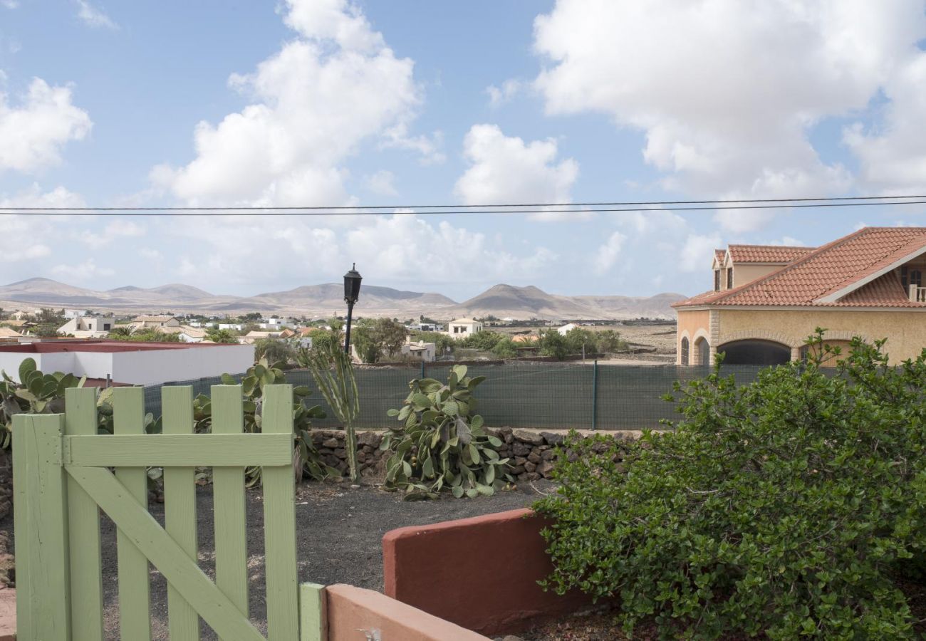 Casa adosada en La Oliva - Villa Luna Lajares Jardín y terraza WIFI  by Lightbooking