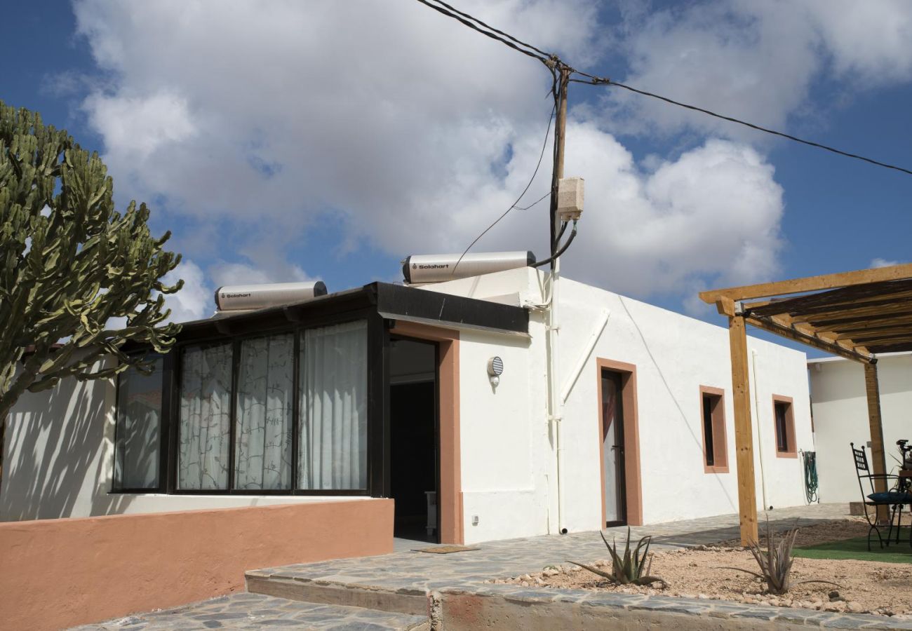 Casa adosada en La Oliva - Villa Luna Lajares Jardín y terraza WIFI  by Lightbooking