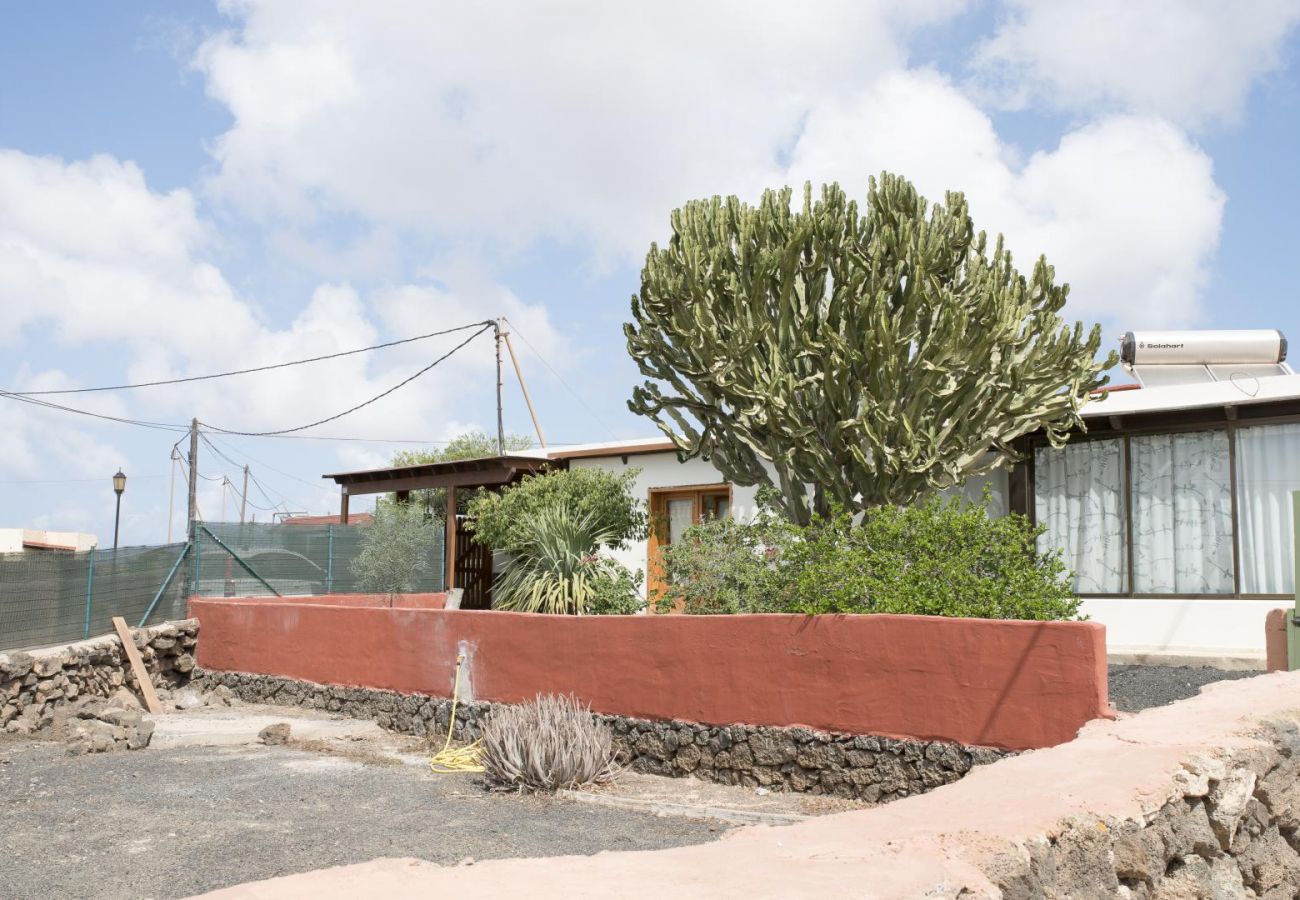 Casa adosada en La Oliva - Villa Luna Lajares Jardín y terraza WIFI  by Lightbooking