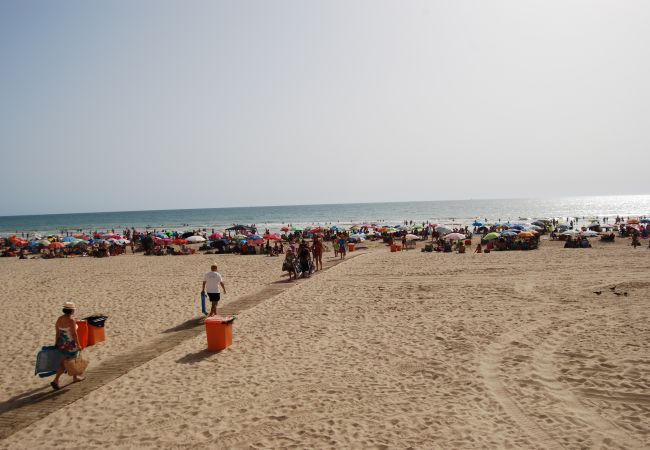 Estudio en Cádiz - Estudio centrico metros de la playa con aire  by Lightbooking