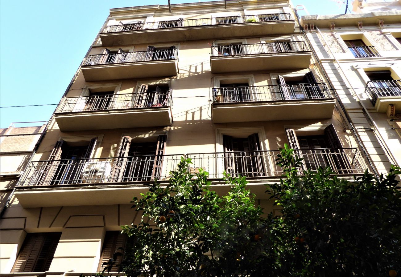 Apartamento en Barcelona - Piso bonito, restaurado en alquiler con patio terraza en Gracia, Barcelona centro