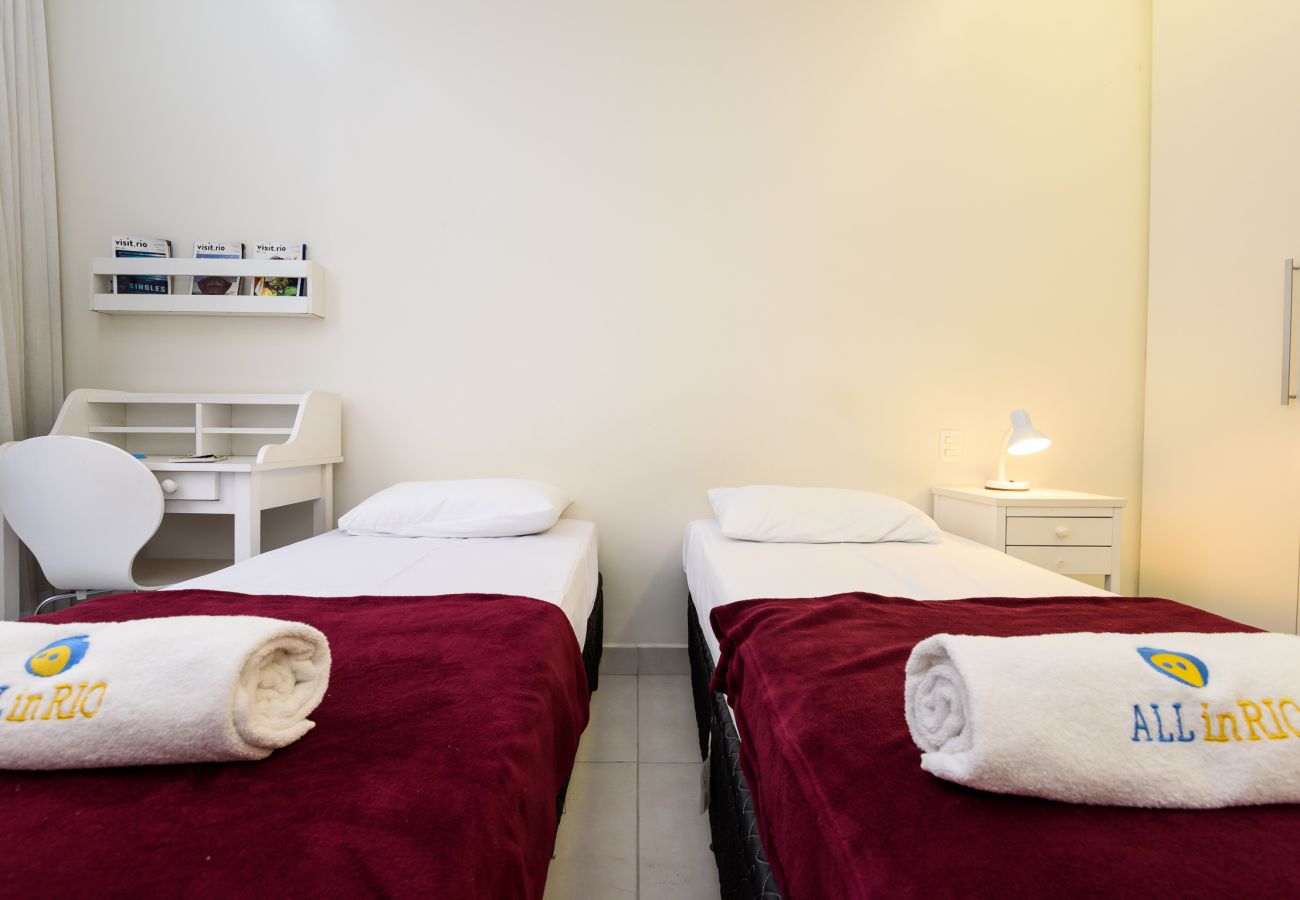 La habitación tiene dos camas individuales que se pueden separar o unir para formar una doble.