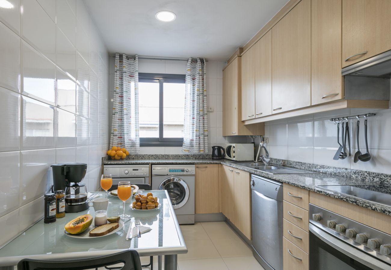 cocina totalmente equipada con lavavajillas, lavadora y secadora en apartamento de 3 habitaciones en Barcelona