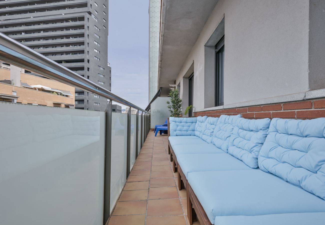 acogedor balcón con banco y mesitas en apartamento de 3 habitaciones