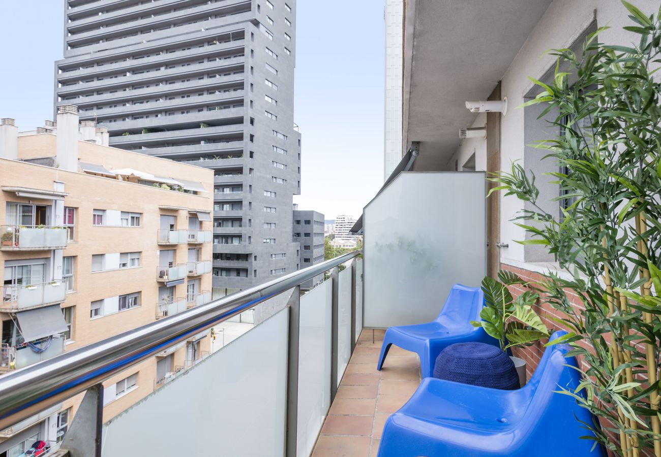 acogedor balcón con tumbonas en apartamento de 3 habitaciones en Barcelona