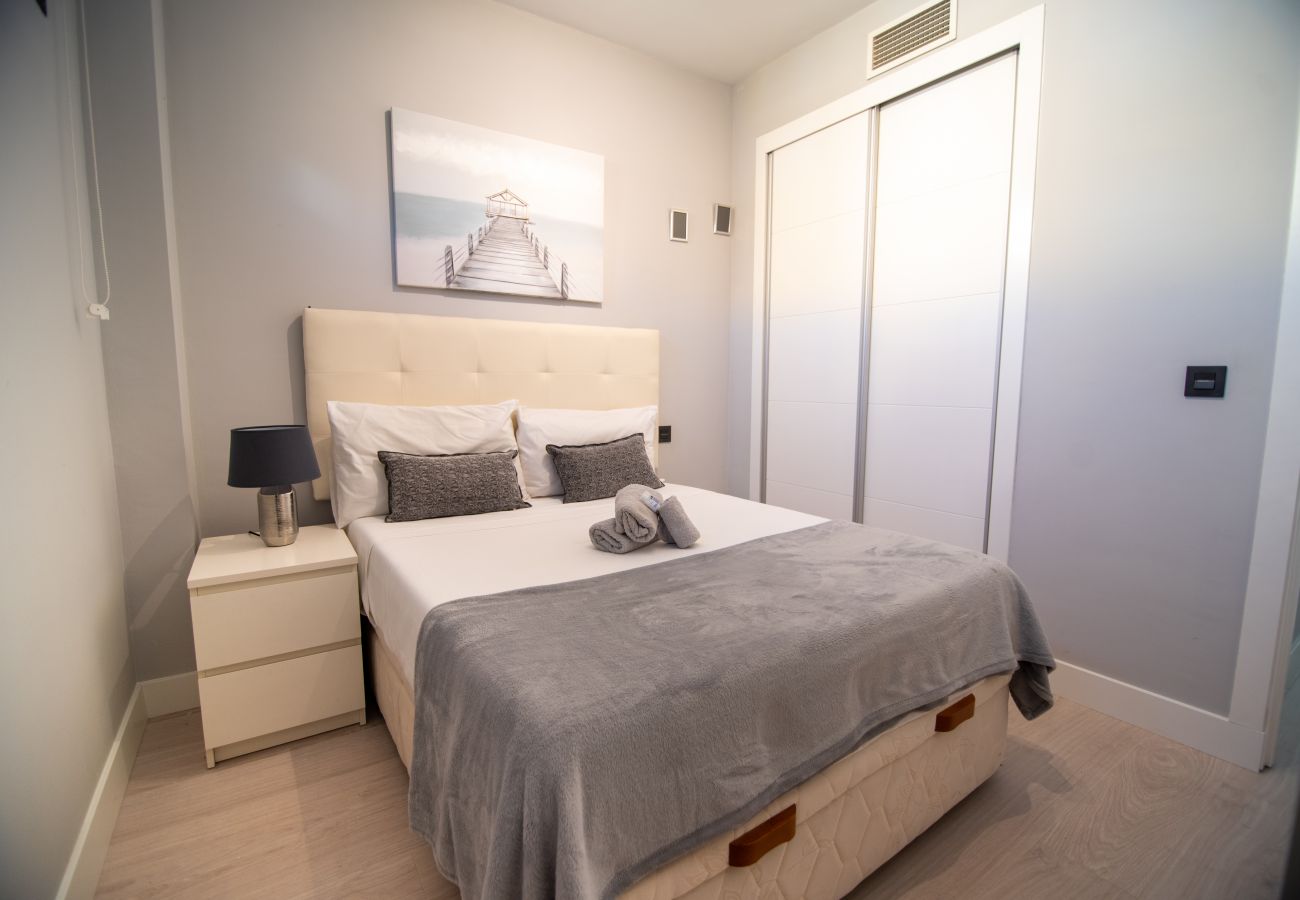 Apartamento en Madrid - M (JMC 5) BERNABEU R. MADRID STADIUM APARTMENT 1 ROOM 2 PAX PARKING  - MADRID BUSINESS CENTER