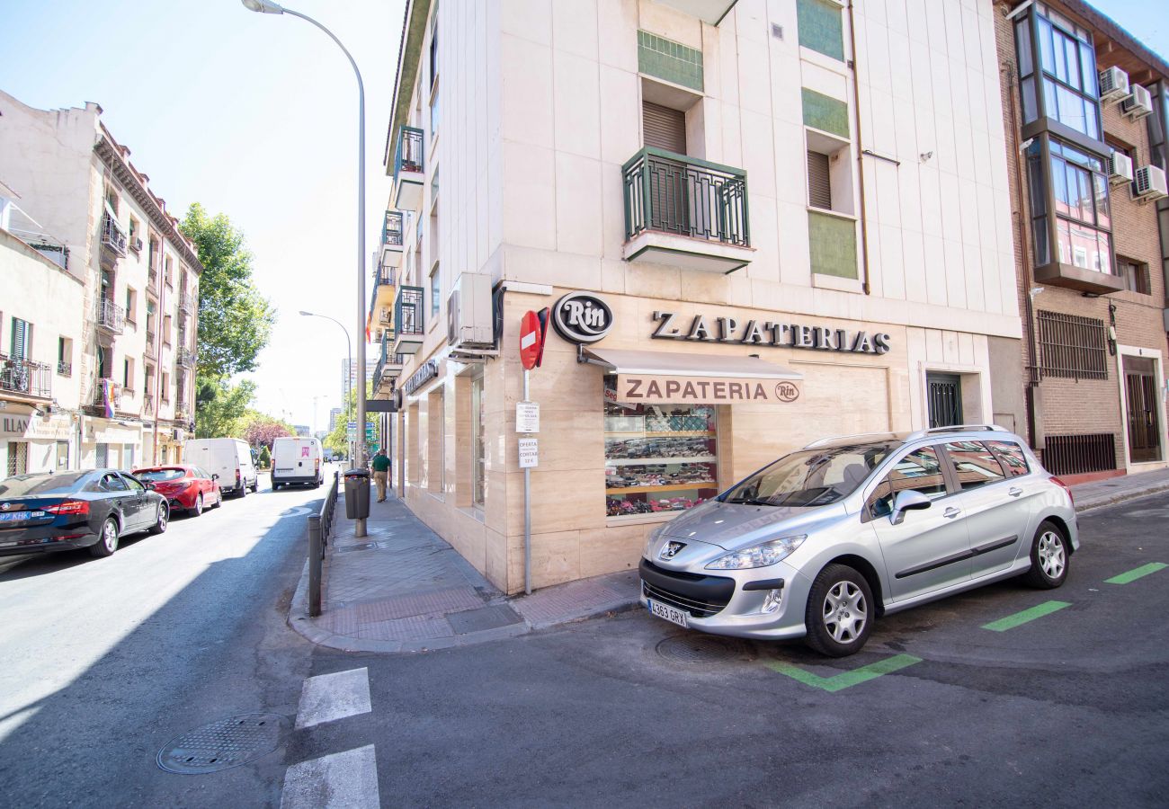 Apartamento en Madrid - M (JMC 5) BERNABEU R. MADRID STADIUM APARTMENT 1 ROOM 2 PAX PARKING  - MADRID BUSINESS CENTER