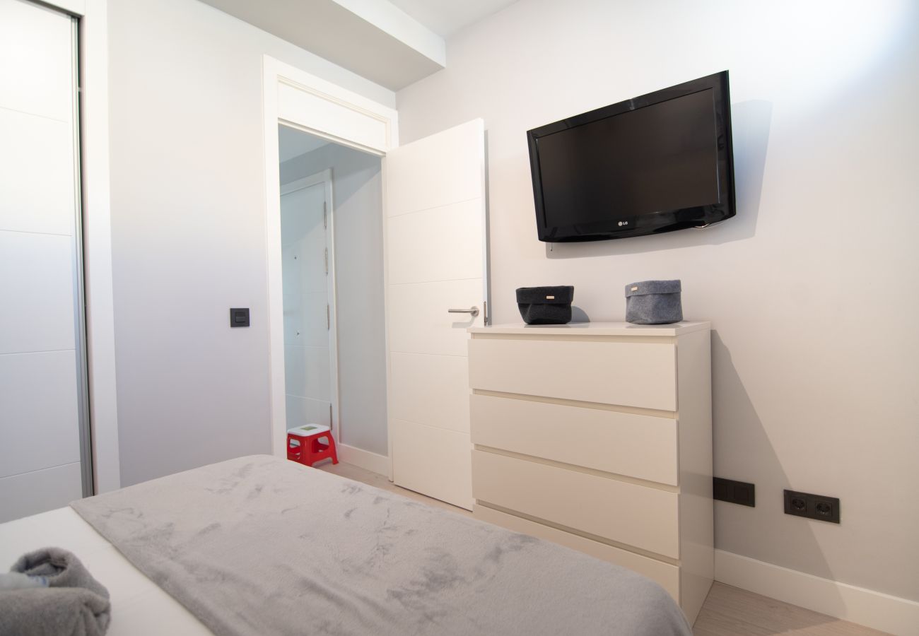 Apartamento en Madrid - M (JMC 5) BERNABEU R. MADRID STADIUM APARTMENT 1 ROOM 2 PAX PARKING  - MADRID BUSINESS CENTER