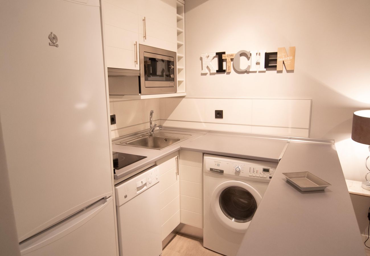 Apartamento en Madrid - M (JMC 5) BERNABEU R. MADRID STADIUM APARTMENT 1 ROOM 2 PAX PARKING  - MADRID BUSINESS CENTER