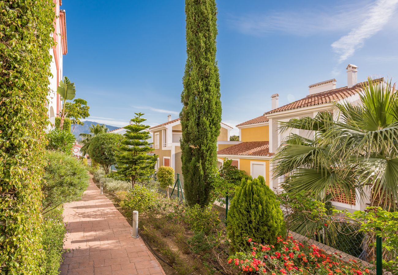 Jardín comunitario de este apartamento en Marbella