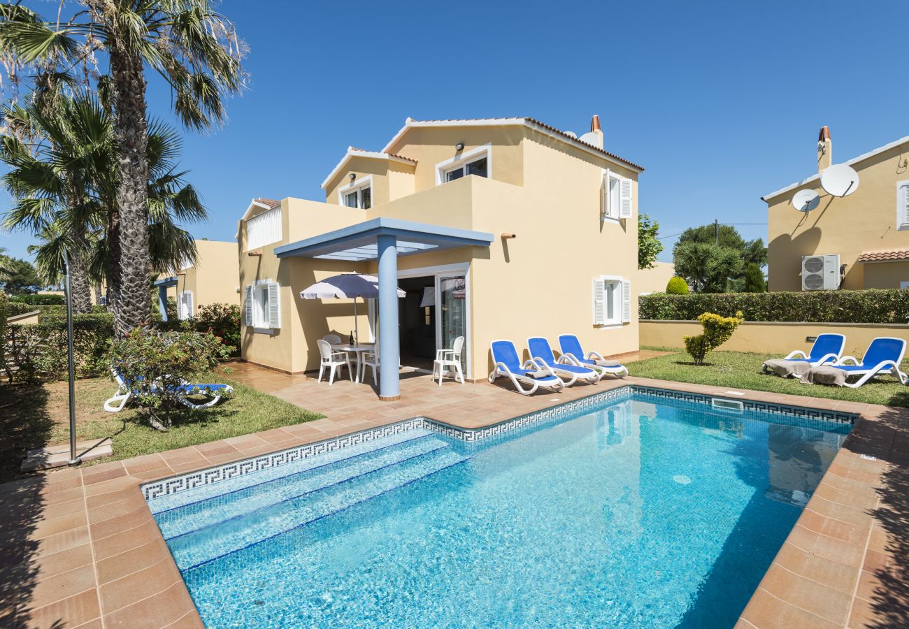 Villa en Cala Blanca - Villa con piscina a 500 m de la playa