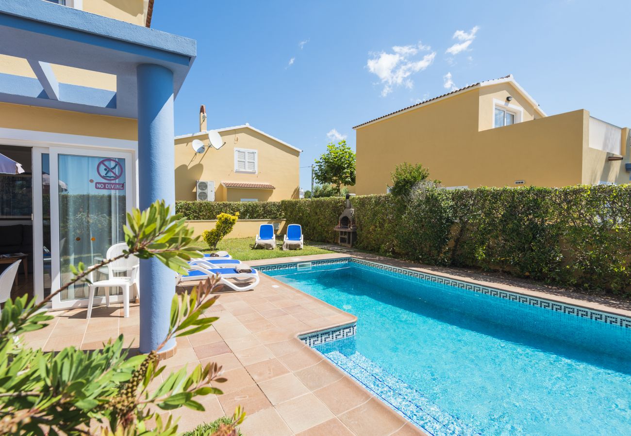 Villa en Cala Blanca - Villa con piscina a 500 m de la playa