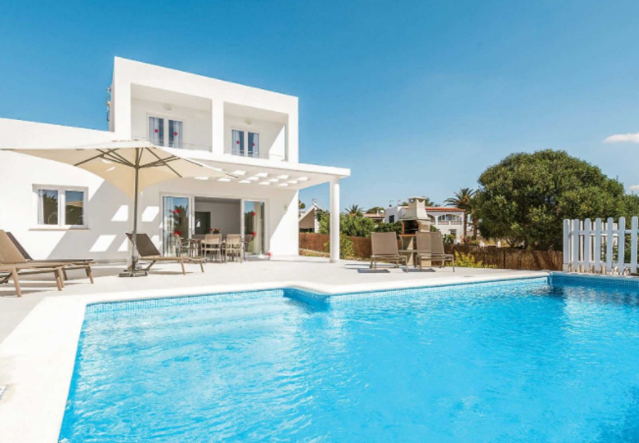 Villa en Cala´n Bosch - Villa con piscina a 800 m de la playa