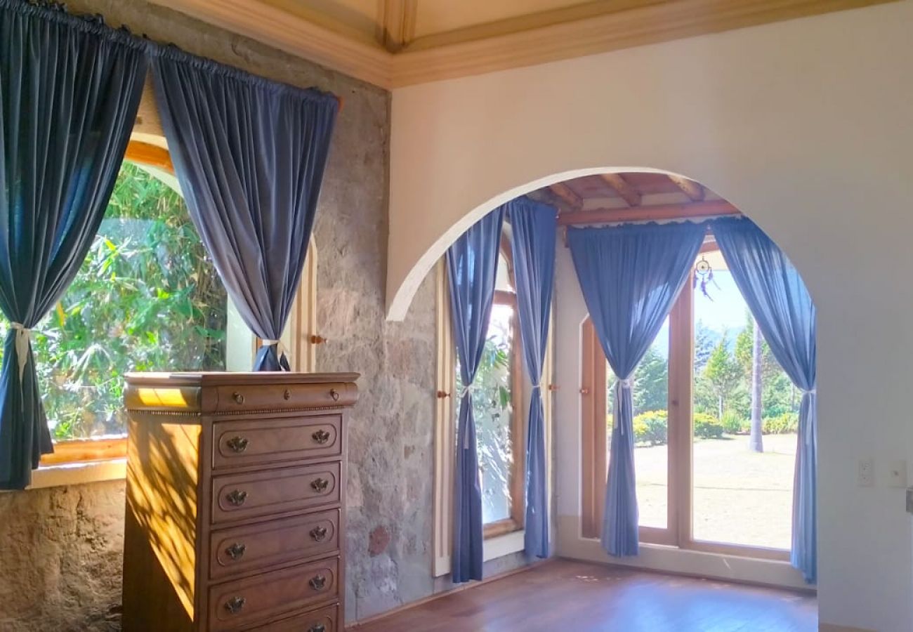 Villa en Valle de Bravo - Mexican Gran Villa (Villa Victoria, Valle de Bravo)