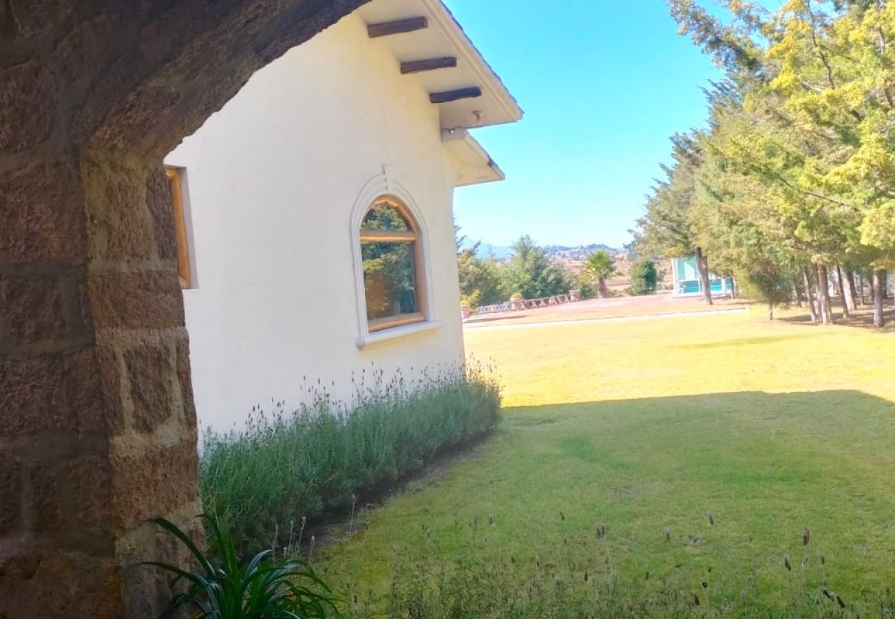 Villa en Valle de Bravo - Mexican Gran Villa (Villa Victoria, Valle de Bravo)