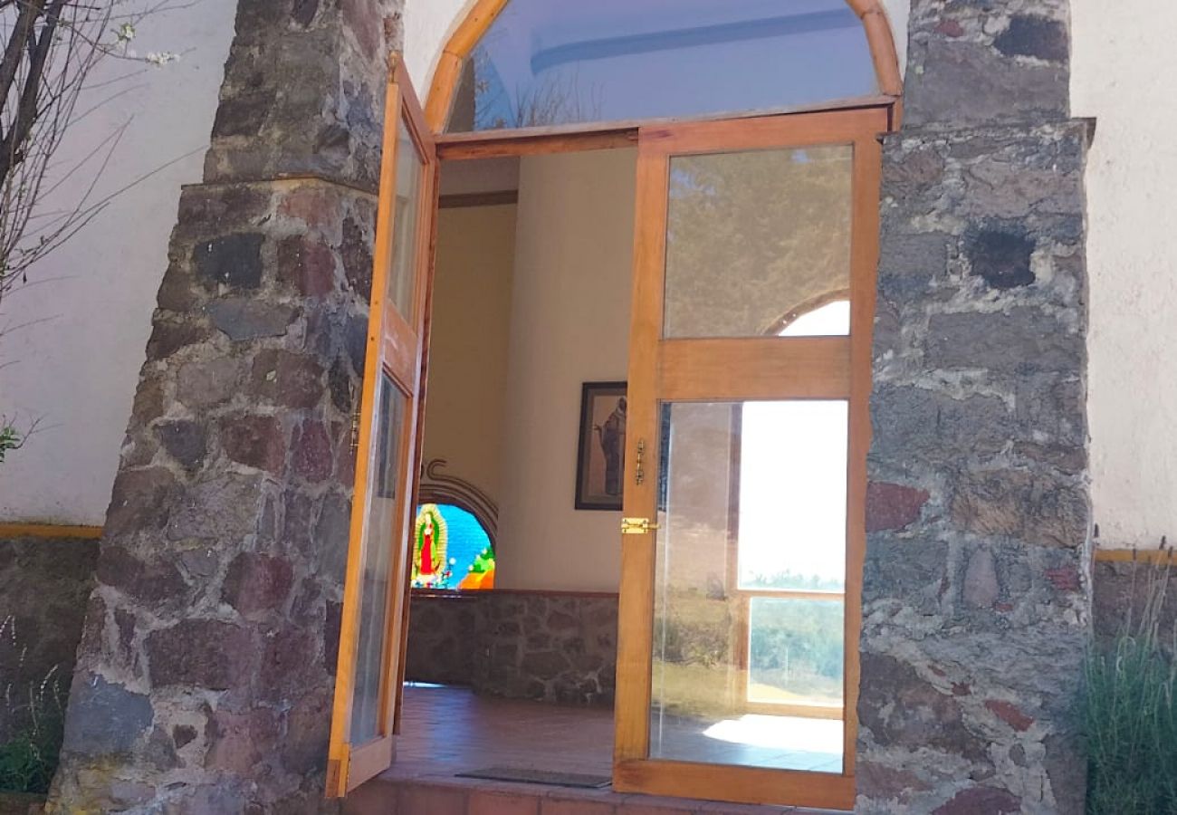 Villa en Valle de Bravo - Mexican Gran Villa (Villa Victoria, Valle de Bravo)
