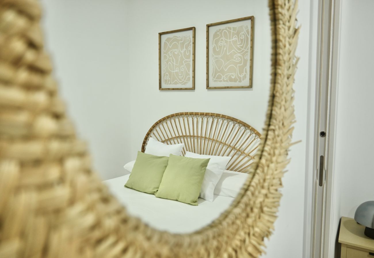 Estudio en Madrid - M (MPE35I) Acogedor con Cama Doble y Sofá Cama Cer