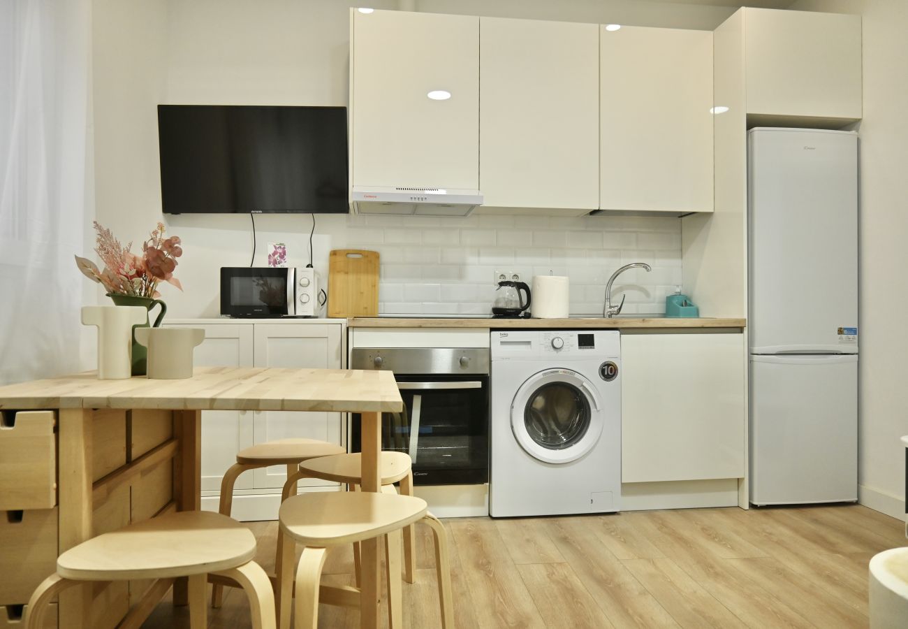 Estudio en Madrid - M (MPE35I) Acogedor con Cama Doble y Sofá Cama Cer