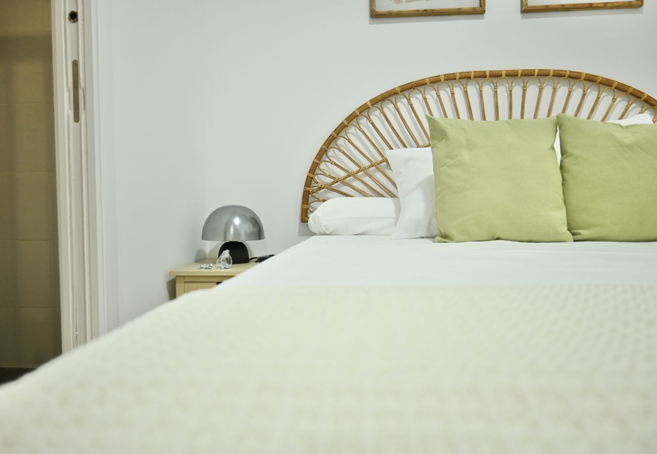Estudio en Madrid - M (MPE35I) Acogedor con Cama Doble y Sofá Cama Cer