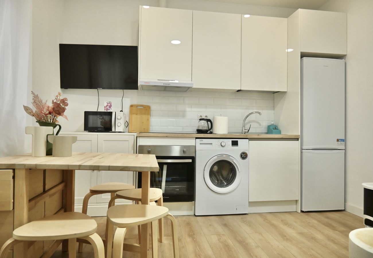 Estudio en Madrid - M (MPE35I) Acogedor con Cama Doble y Sofá Cama Cer