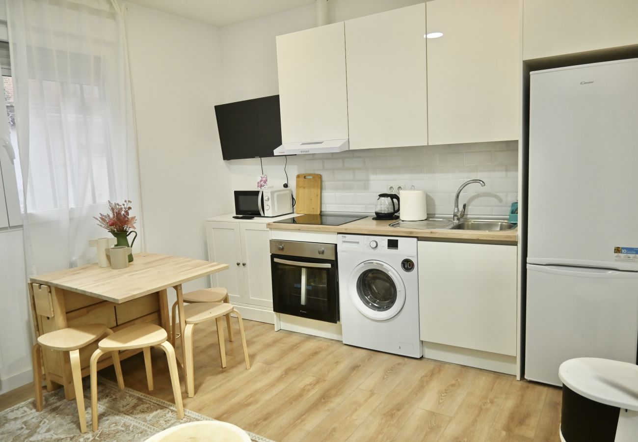 Estudio en Madrid - M (MPE35I) Acogedor con Cama Doble y Sofá Cama Cer