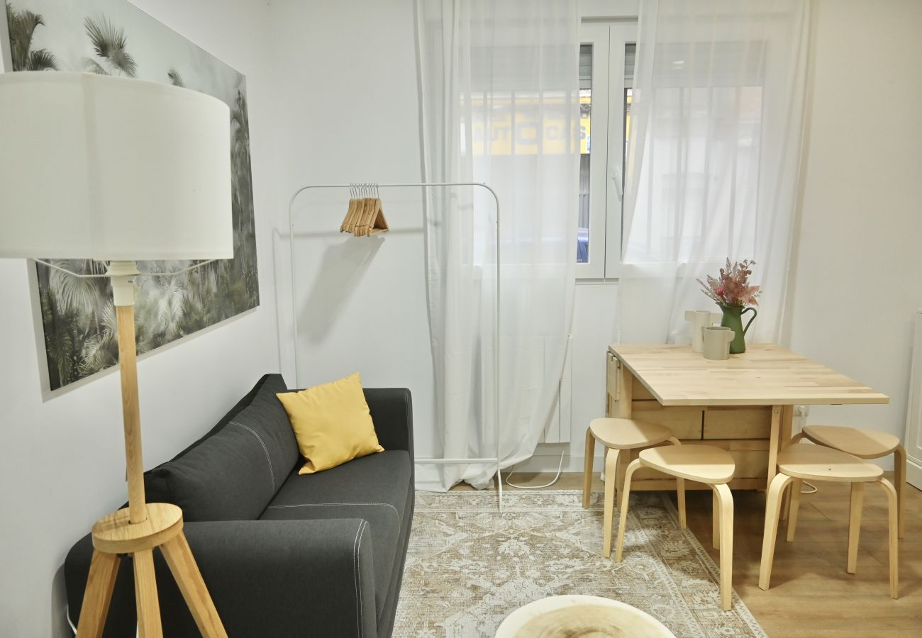 Estudio en Madrid - M (MPE35I) Acogedor con Cama Doble y Sofá Cama Cer