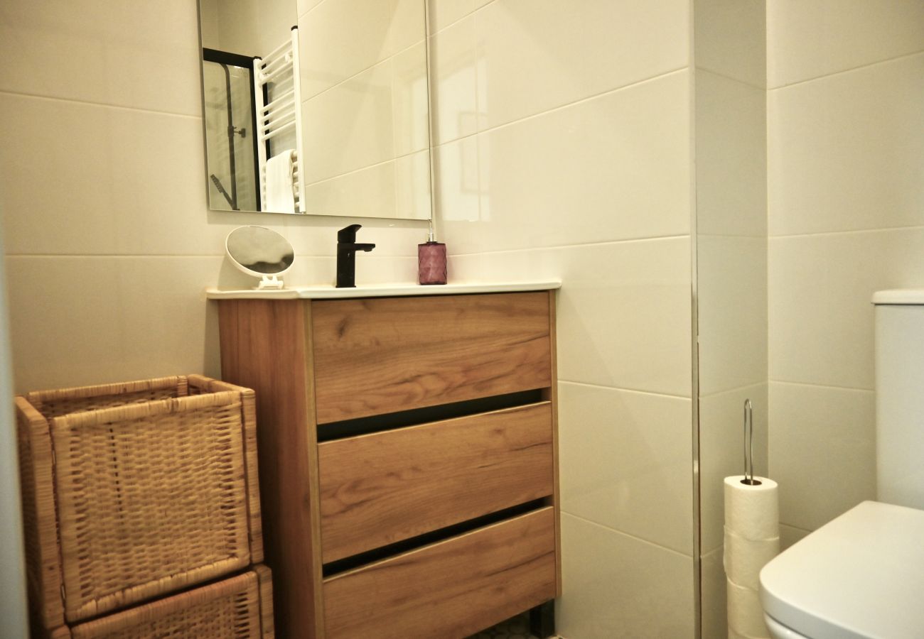 Estudio en Madrid - M (MPE35I) Acogedor con Cama Doble y Sofá Cama Cer