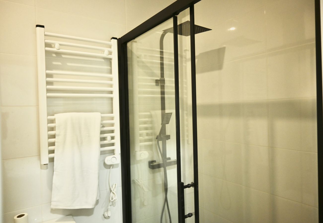 Estudio en Madrid - M (MPE35I) Acogedor con Cama Doble y Sofá Cama Cer