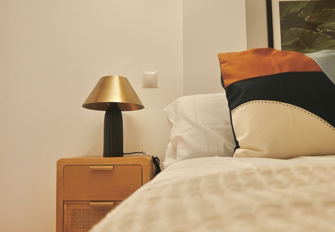 Estudio en Madrid - Encantador Estudio con Cama en Mezanine y Patio Compartido MPE35G